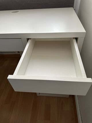 Escritorio blanco con cajón y puerta