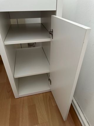 Escritorio blanco con cajón y puerta