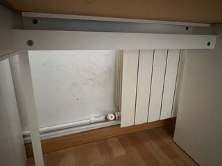 Escritorio blanco con cajón y puerta