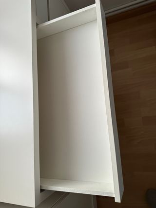 Escritorio blanco con cajón y puerta