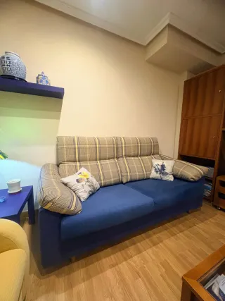 Sofá 3 plazas azul y cuadros