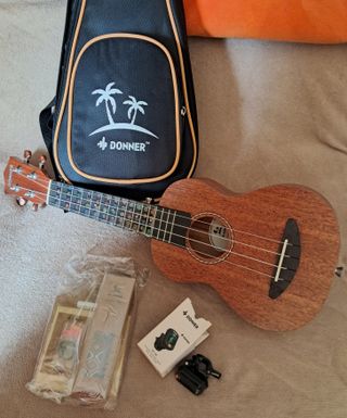 Ukelele Soprano Donner con funda y accesorios