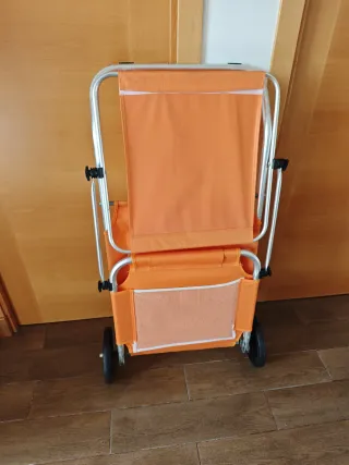Silla de playa naranja con ruedas + esterilla.
