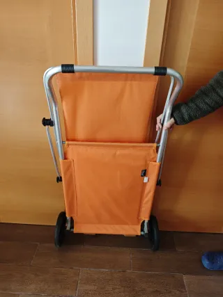 Silla de playa naranja con ruedas + esterilla.