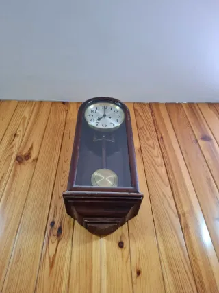 Reloj de pared antiguo de madera