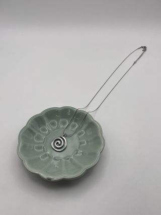 Collana con ciondolo a spirale