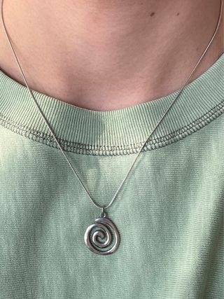 Collana con ciondolo a spirale