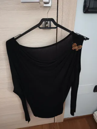 Coppia maglie spalla scoperta con spilla farfalla