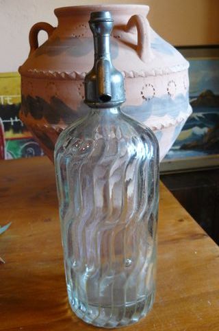 Sifón antiguo con cabeza de plomo