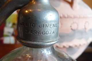 Sifón antiguo con cabeza de plomo