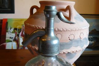 Sifón antiguo con cabeza de plomo