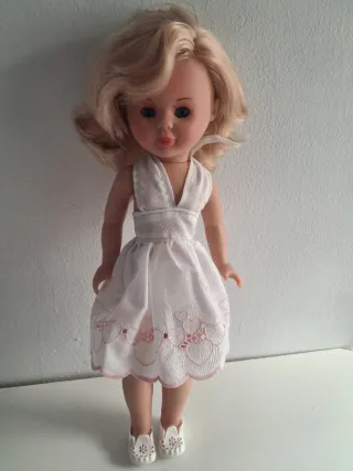 Muñeca Kika rubia ojos azules