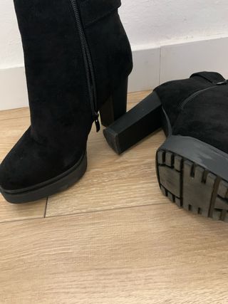 Botines Tacón Grueso Negro con Cremallera Dorada