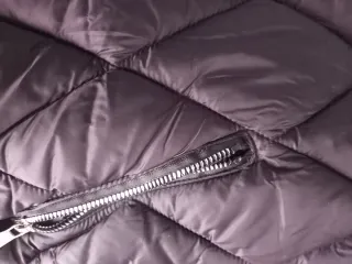 Chaleco negro y chaqueta ante marrón