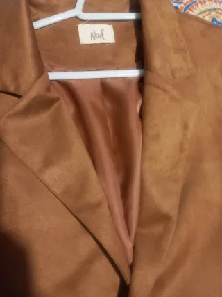 Chaleco negro y chaqueta ante marrón