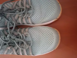 Zapatillas deportivas grises y verde azulado