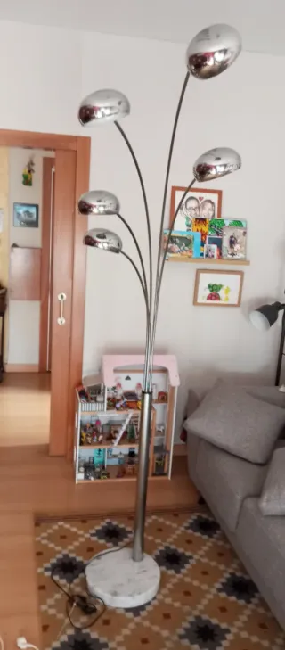 Lámpara de pie arco cromada y mármol