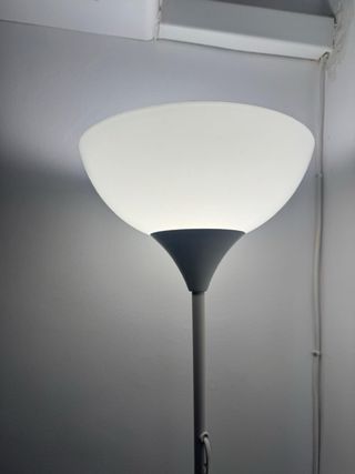 Lámpara de pie blanca con dos luces.