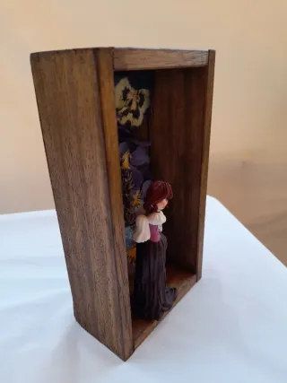 Statuina soprammobile con fiori secchi