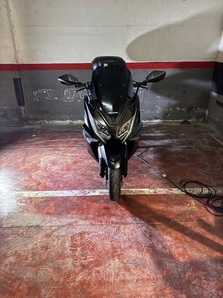 Kymco AK550 Maxi Scooter Negra/Gris