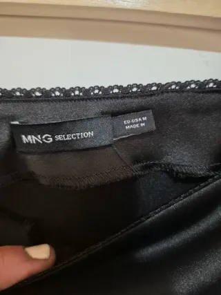 Falda asimétrica encaje negro