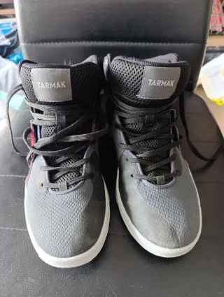 Botas de Baloncesto Tarmak Negras y Rojas