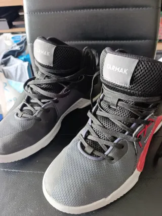 Botas de Baloncesto Tarmak Negras y Rojas