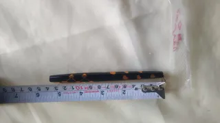 Penna stilografica nera con decorazioni arancioni