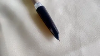 Penna stilografica nera con decorazioni arancioni