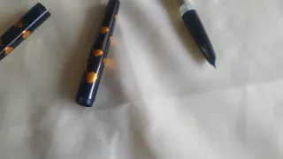 Penna stilografica nera con decorazioni arancioni