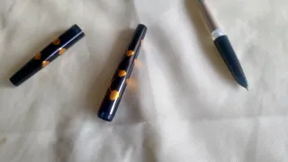 Penna stilografica nera con decorazioni arancioni