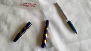 Penna stilografica nera con decorazioni arancioni