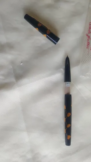 Penna stilografica nera con decorazioni arancioni