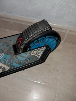 Patinete Decathlon con Casco Azul