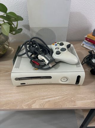 Xbox One S e Xbox 360 con controller