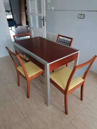 Mesa de cocina extensible, 4 sillas y 2 Taburetes