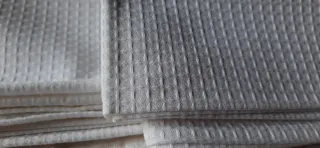 Due asciugamani in cotone con trama a nido d ape