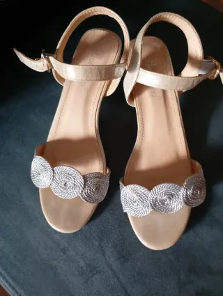 Sandalias doradas y plateadas para mujer