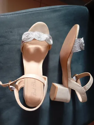 Sandalias doradas y plateadas para mujer