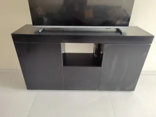 Cómoda negra con puertas y hueco