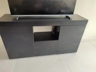 Cómoda negra con puertas y hueco