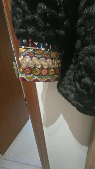 Abrigo de pelo negro con bordados