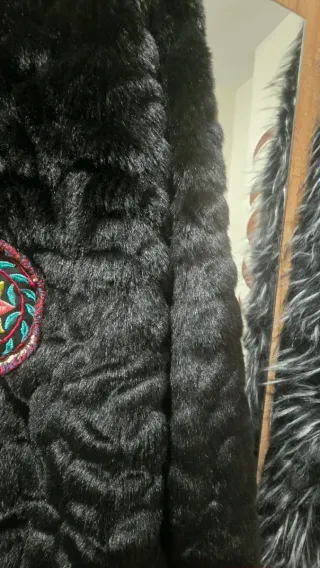 Abrigo de pelo negro con bordados