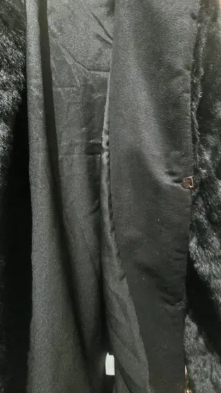 Abrigo de pelo negro con bordados