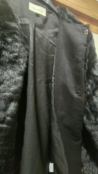 Abrigo de pelo negro con bordados