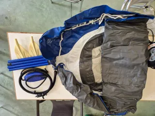 Bote hinchable azul y blanco