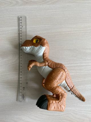 Dinosaurio de juguete marrón