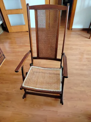 Dolce culla vintage pieghevole in legno