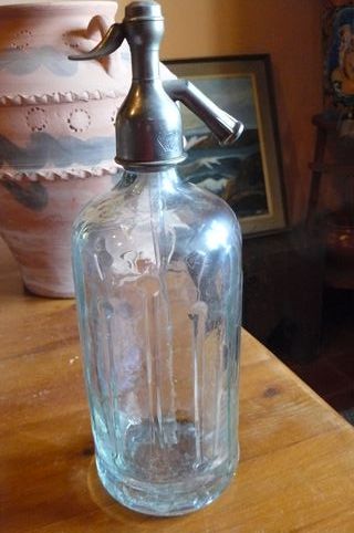 Sifón antiguo con cabeza de plomo