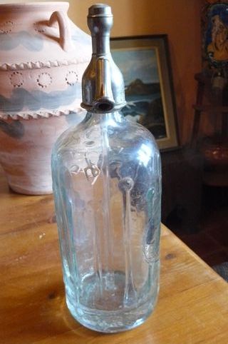 Sifón antiguo con cabeza de plomo